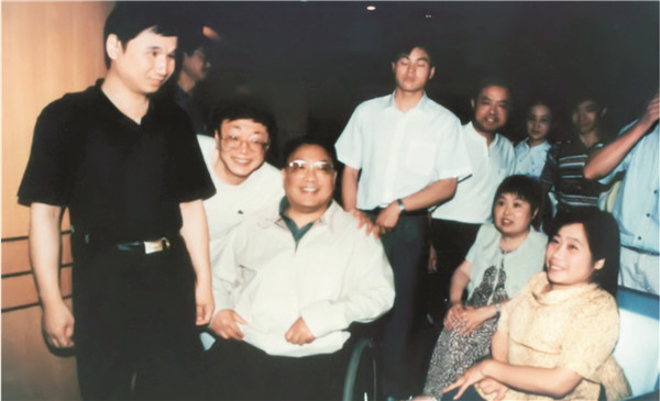 原全國政協(xié)副主席、中國殘聯(lián)名譽主席鄧樸方與頤而康公司負(fù)責(zé)人親切交談。