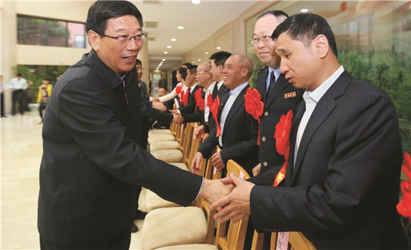 時任湖南省委書記、省人大常委會主任徐守盛鼓勵頤而康公司負(fù)責(zé)人為社會作出更多貢獻(xiàn)。