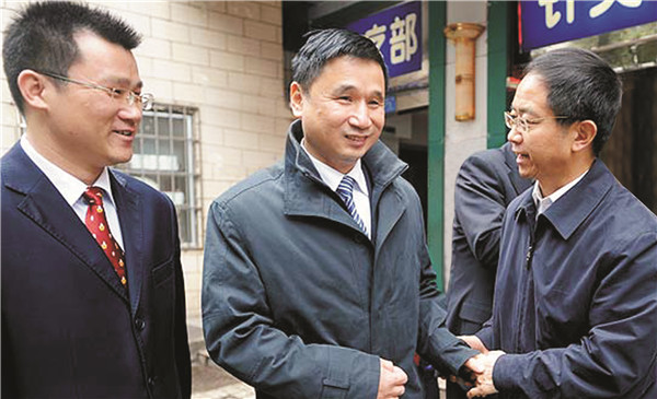 時任省委常委、省紀(jì)委書記黃建國來頤而康公司慰問殘疾人